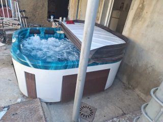 Jacuzzi Azul y Blanco
