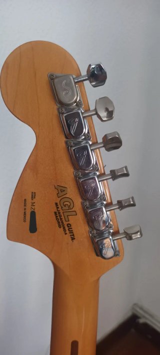 Guitarra Fender Stratocaster Classic Series 70s