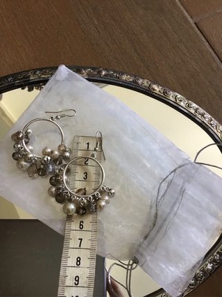 Pendientes aro con cuentas beige y plata