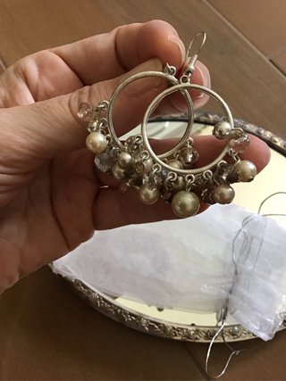 Pendientes aro con cuentas beige y plata