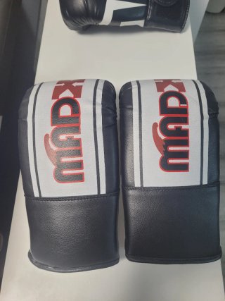 Guantes de boxeo RDX negros y blancos