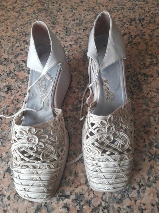 Zapatos de cuña blancos y beige