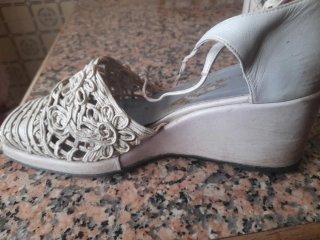 Zapatos de cuña blancos y beige