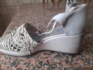 Zapatos de cuña blancos y beige