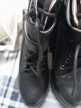 Botas negras con plataforma y tacón