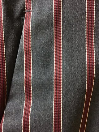Pantalón Raya Vertical Gris y Rojo