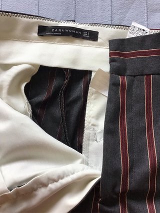 Pantalón Raya Vertical Gris y Rojo