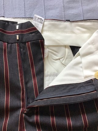 Pantalón Raya Vertical Gris y Rojo