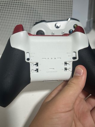 Xbox One S + 2 Mandos (Rojo y Blanco)