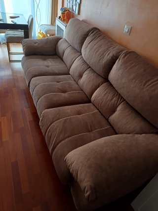 Sofá de tela beige y marrón