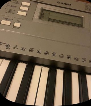 Piano Yamaha con cargador