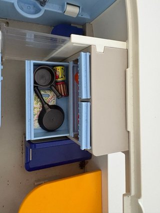 Caravana Playmobil con figuras y mesa