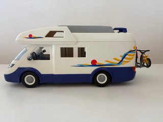 Caravana Playmobil con figuras y mesa
