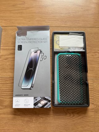 5 protectores ESR iPhone 15 Pro Max + extras