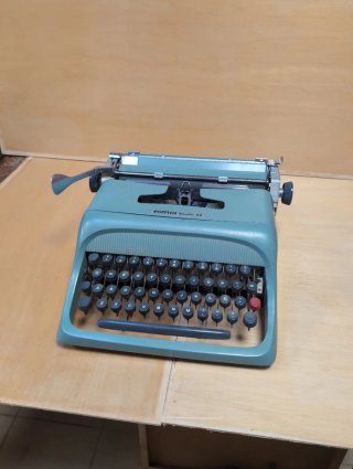 Máquina de escribir Olivetti Studio 44