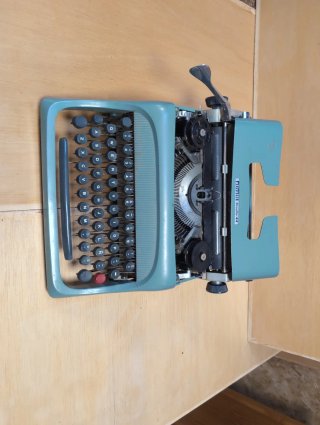 Máquina de escribir Olivetti Studio 44