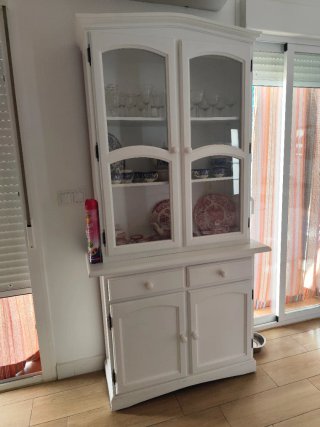 Alacena de madera blanca con vitrina