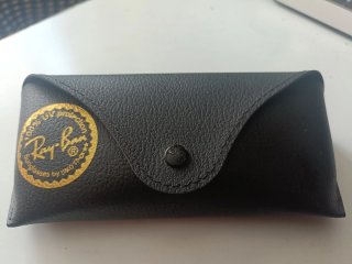 Gafas de sol Ray-Ban negras y doradas