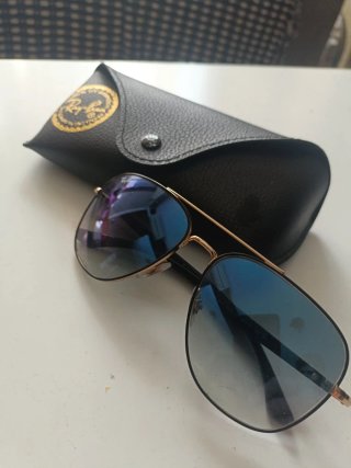 Gafas de sol Ray-Ban negras y doradas