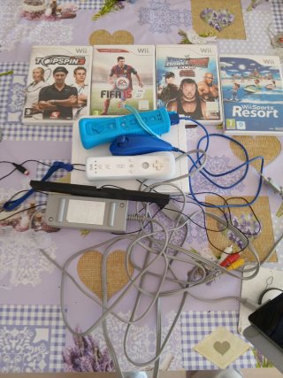 Consola Wii con 4 juegos y 2 mandos