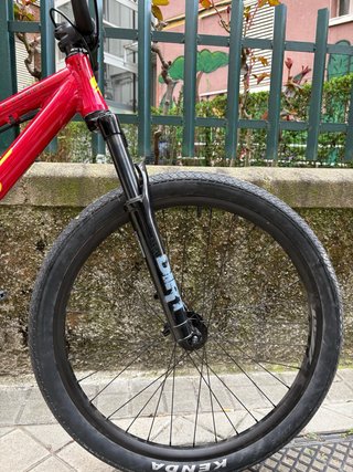 Bicicleta Dirt Jump GT La bomba