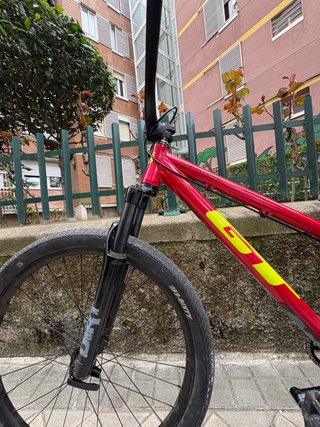 Bicicleta Dirt Jump GT La bomba