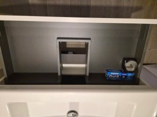 Mueble de baño blanco y gris