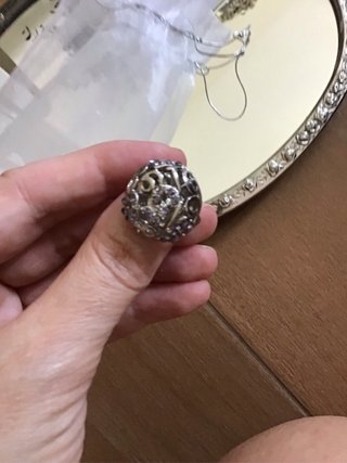 Anillo plateado con detalles morados