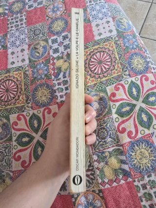 La volpe e le camelie