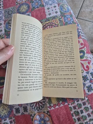 La volpe e le camelie