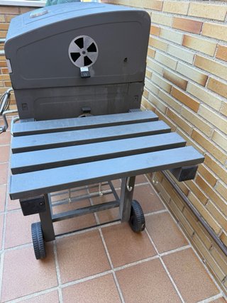 Barbacoa de carbón negra y gris