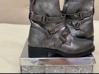 Botas grises con hebillas