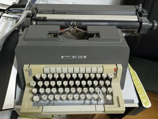 Máquina de escribir Olivetti Línea 98