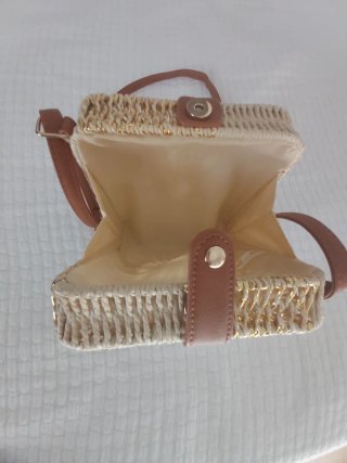 Bolso cuadrado beige y dorado nuevo