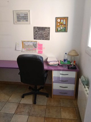 Escritorio con cajones y sillón