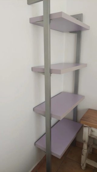Escritorio con cajones y sillón