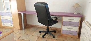 Escritorio con cajones y sillón