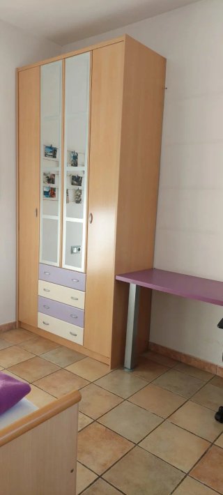 Escritorio con cajones y sillón