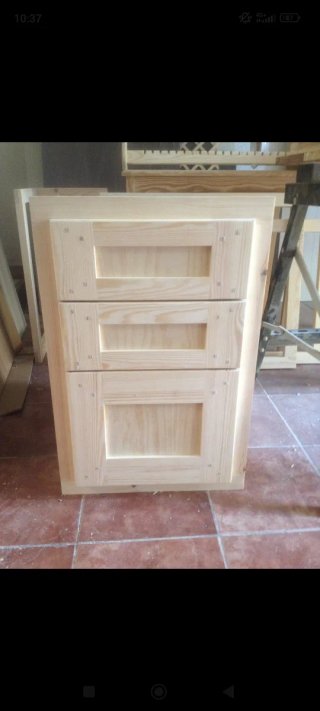 Frentes de armario de madera y puertas de cocina .