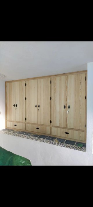 Frentes de armario de madera y puertas de cocina .