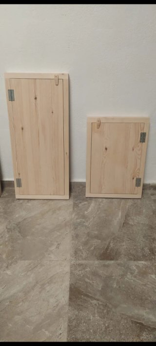 Frentes de armario de madera y puertas de cocina .
