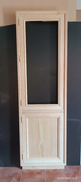 Frentes de armario de madera y puertas de cocina .