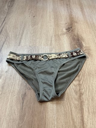 Precioso bikini verde con cinturón Marks & Spencer