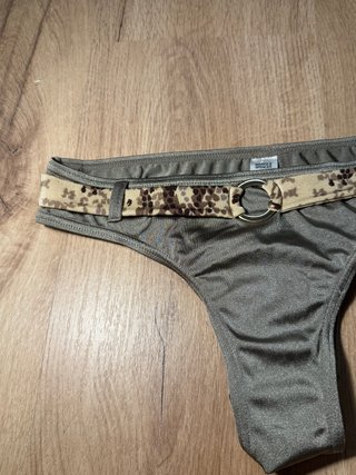 Precioso bikini verde con cinturón Marks & Spencer