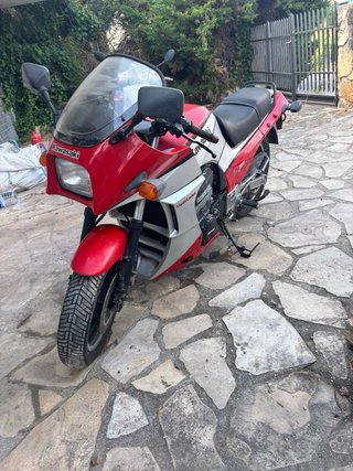 Kawasaki GPZ 900 R Roja