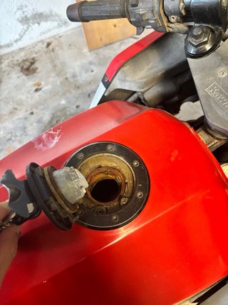 Kawasaki GPZ 900 R Roja