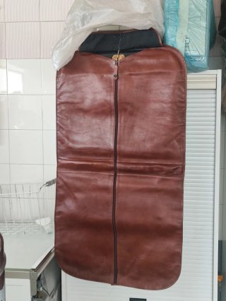 Porta abiti da viaggio in pelle