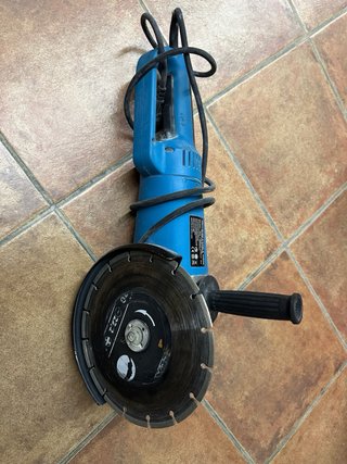 Amoladora 2350W con disco de 23 cm