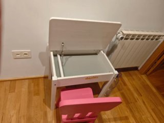 Pupitre infantil elevable blanco y silla rosa