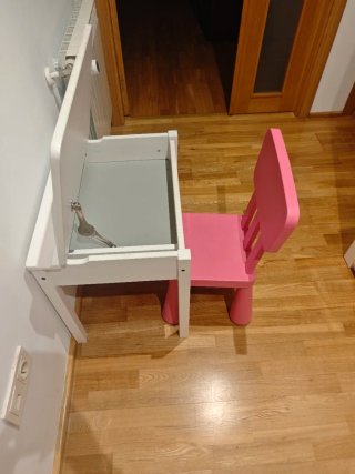 Pupitre infantil elevable blanco y silla rosa